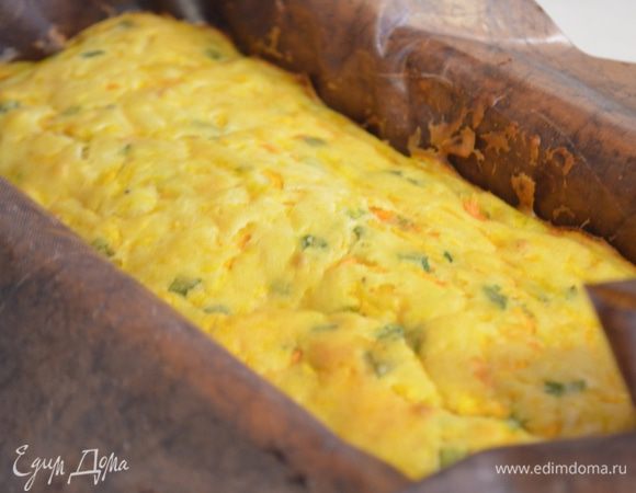 В форму для хлеба/кекса смазать маслом или застелить пергаментом для выпечки, выложить в нее тесто.
