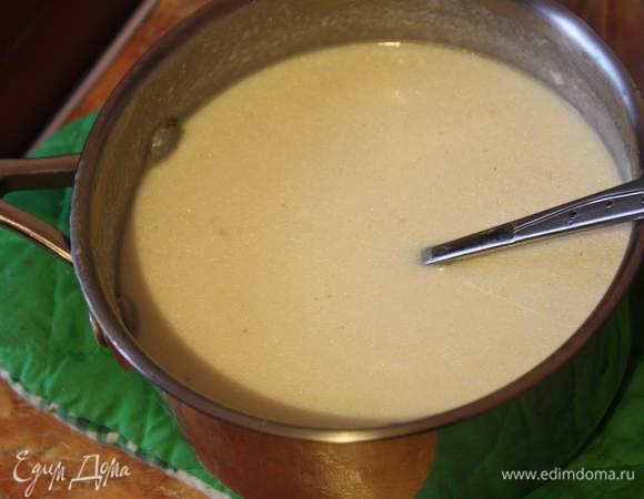 Постепенно, обязательно помешивая, вольем молоко, убавив огонь. Мешаем венчиком или лопаткой,чтобы не было комочков. Уварим его в течении 5-8 минут, до нужной густоты. 
Аккуратно в соус введем рикотту и мускатный орех, все перемешаем.
