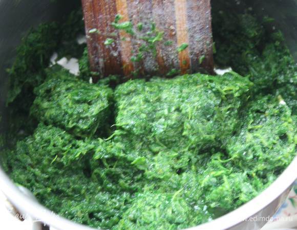 В маленькой кастрюльке слегка потушим шпинат в 1 ст.л. воды. Посолим и поперчим.