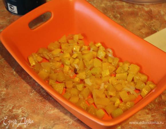 Начинаем собирать лазанью. На дно формы кладем часть тыквы, потом шпинат...