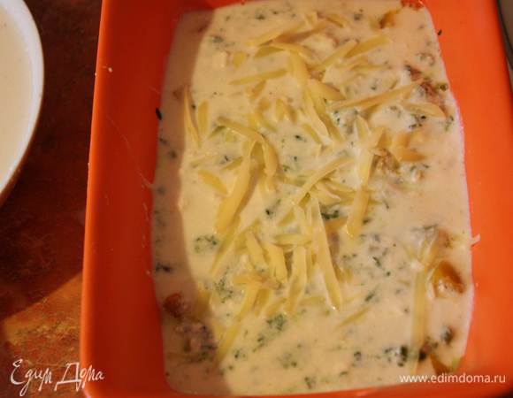  выкладываем часть соуса,солим, перчим, посыпаем тертым сыром и накрываем листами лазаньи.