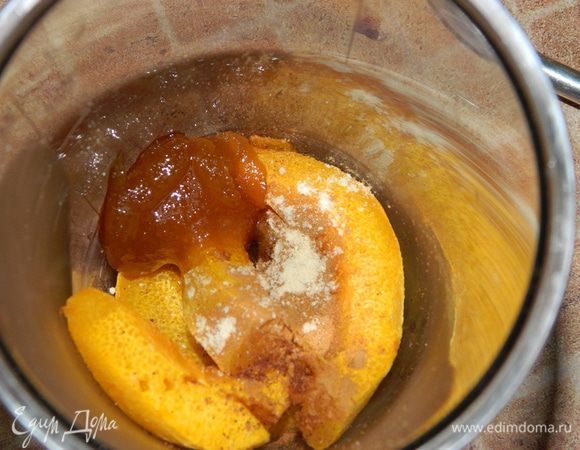 Горячую тыкву переложить в форму для измельчения, добавить мед, специи.