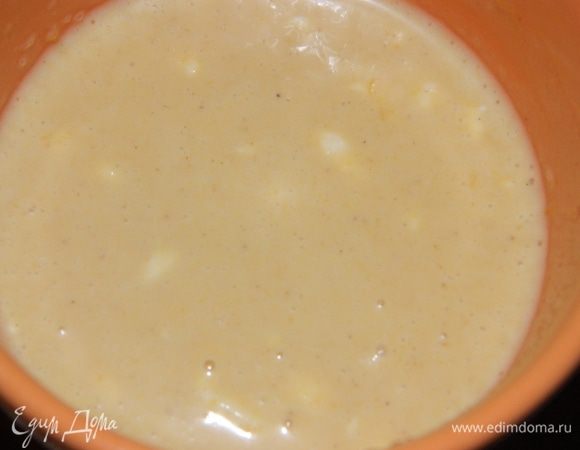 К тыквенному пюре добавить сливки, сгущённое молоко, все перемешать.