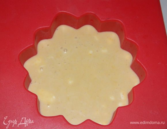 Разложить в силиконовые формы и отправить в морозилку на 3 часа.