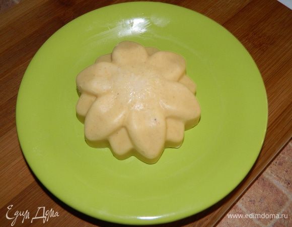 По истечении времени, достаем мороженое из морозилки, вынимаем из формы.