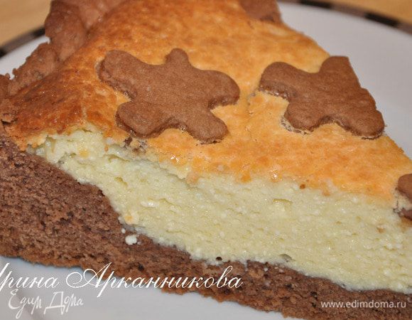 Смешать все продукты для начинки выложить на тесто, а сверху из раскатанного в лепешку остатка теста положить кусочки теста ( любой формы, можно рвать кусочки руками). Печь 60 минут при 175 гр в заранее разогретой духовке.