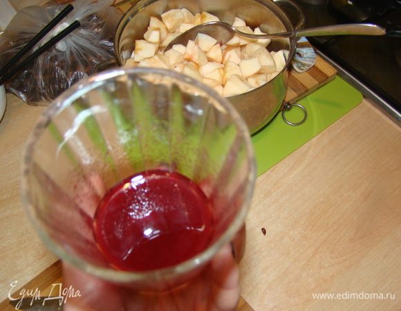 Залить соком. Я взяла смесь сока и десертного вина - получается очень ароматно! Даже если вы готовите такой мусс детям - не переживайте, потому что алкоголь испарится пока яблоки будут тушиться.