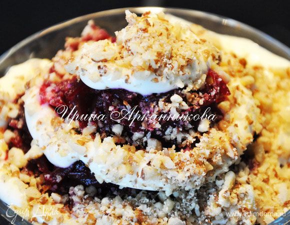 Свеклу натереть на мелкой терке, посолить, смешать с чесноком. 