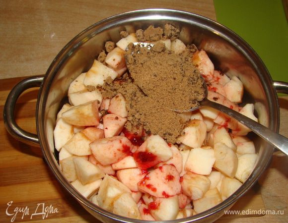 Поставить на медленный огонь, добавить сахар, тушить до полного размягчения яблок, периодически перемешивая.