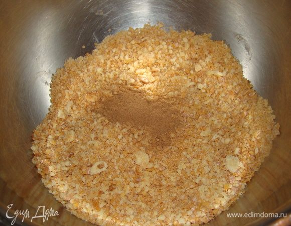 Для основы измельчить печенье, добавить корицу. Я использовала домашнее сахарное печенье http://www.edimdoma.ru/retsepty/59195-saharnoe-pechenie-s-mindalem.