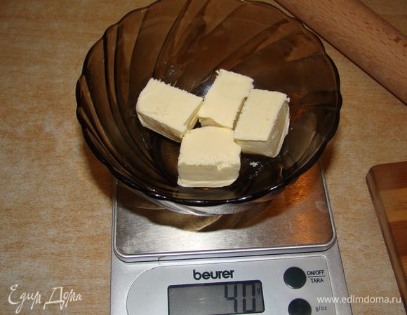 Растопить масло, размешать, утрамбовать в форму (предварительно выстелить пергаментом или пищевой пленкой) и поставить в холодильник.