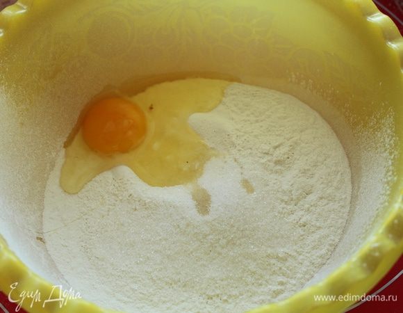 Просеять муку, добавить яйцо, соль, сахар,