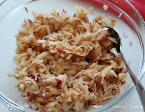 для начинки:
Яблоки  вместе с кожурой натереть на крупной тёрке, смешать с лимонным соком. Затем отжать от выделившегося сока и тушить на сливочном масле 5-7 минут, посыпав сахаром и корицей. 