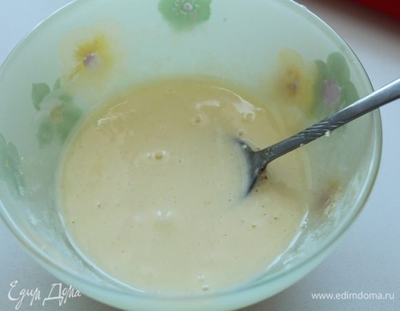 Для заливки перемешать яйцо с 1 ст.л. сахара и сметаной.