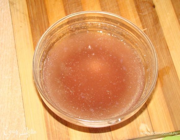 Желатин залить холодной водой или фруктовым соком.