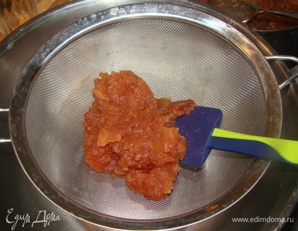 Яблоки перетереть через сито.