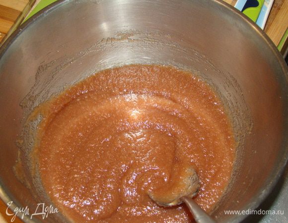 Набухший желатин подогреть в СВЧ секунд 20 - до полного растворения гранул, влить в яблочное пюре, перемешать.