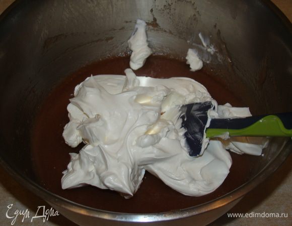 Охлажденные сливки взбить в крепкую пену, аккуратно соединить с яблочным пюре, вылить на песочную основу, оставить в холодильнике на 3-4 часа.