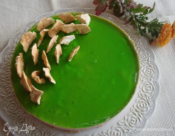 Приготовить желе для тортов по инструкции на упаковке, заглазировать им торт, охладить, украсить яблочными чипсами. Приятного аппетита!