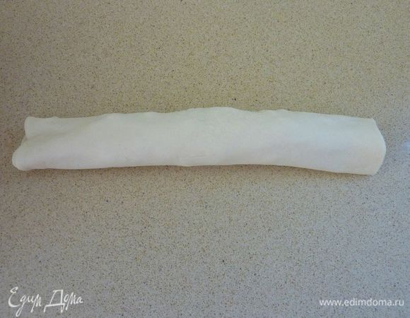 Скрутить тесто в рулет...
