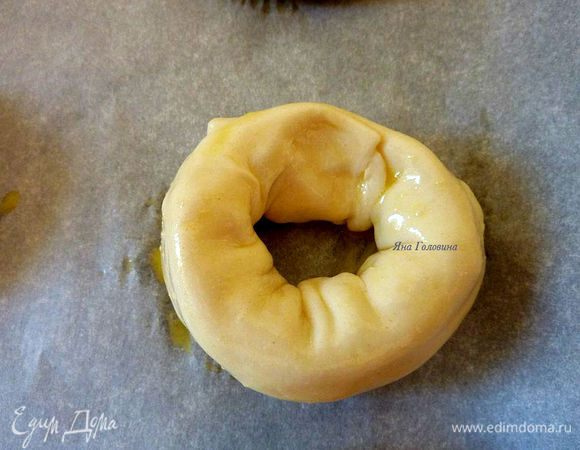 Смазать яйцом.
