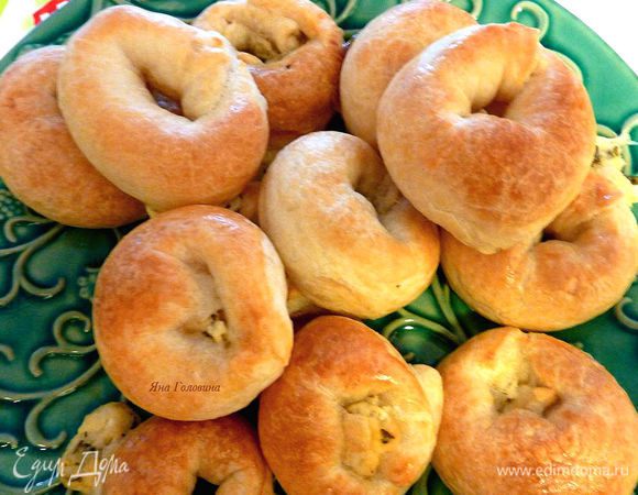 Выпекать в духовке, разогретой на 180 градусов, около 30-40 минут до золотистого цвета.
