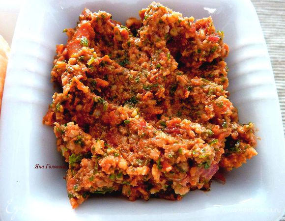 Песто: В кухонном комбайне измельчить помидоры, чеснок, базилик, тимьян и добавить оливковое масло, попробовать и добавить соль по вкусу.
