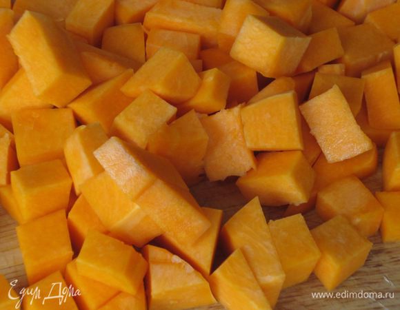 Мякоть тыквы порезать на кусочки,завернуть в фольгу и запечь  в разогретой до 200 °С духовке до мягкости.