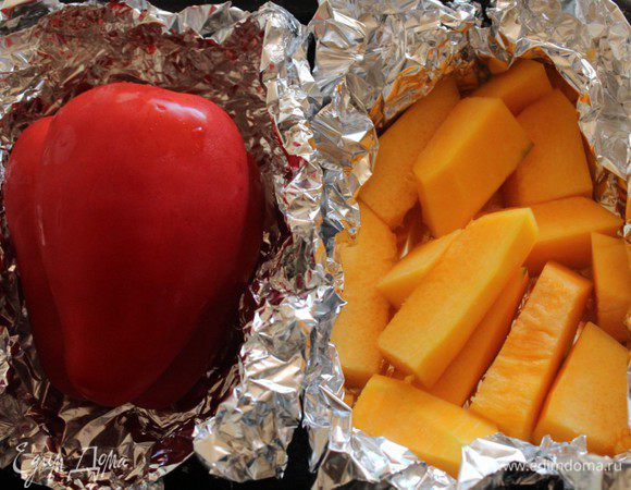Перец помыть, тыкву очистить и нарезать небольшими кусочками. Завернуть в фольгу и запечь в течение 25-30 минут в духовке