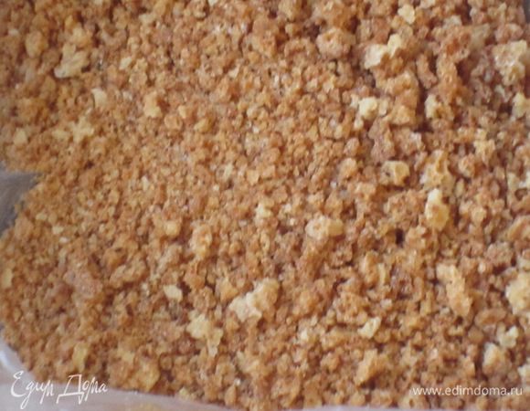 Сливочное масло растопить на водяной бане, остудить.Печенье измельчить, миндаль мелко порубить ножом.