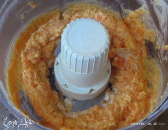  В миксер положить тыкву, молоко, сливочное масло и пюрировать до однородного состояния.