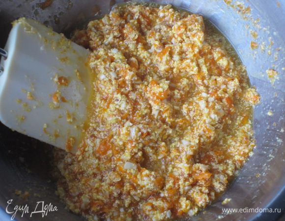 Желтки взбить, постепенно добавляя сахар. Добавить тыквенное пюре, цедру лимона, печенье, миндаль, щепотку соли и хорошо перемешать. Просеять муку, разрыхлитель, ванилин и ввести в тесто.