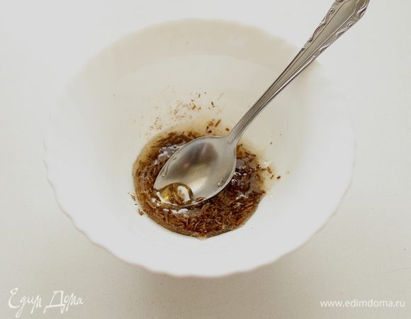 За несколько часов до замеса измельчить тмин в ступке. Добавить мёд и перемешать.