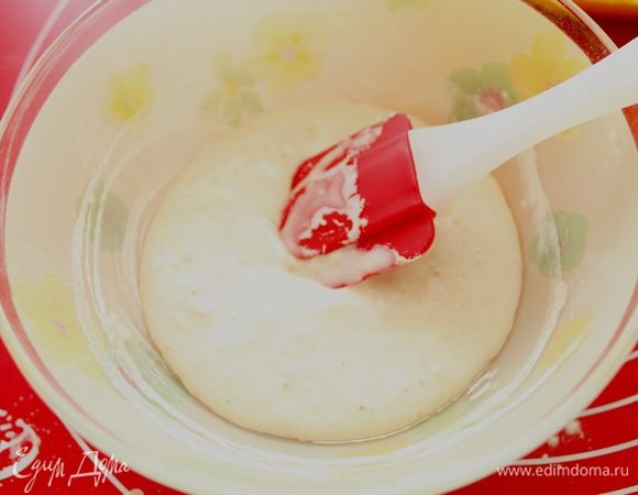 Приготовить опару: 3 ст. ложки муки и дрожжи разведите теплой водой до консистенции сметаны. Оставьте для подъема в тёплом месте минут на 20. 