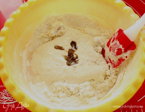 Просейте муку двух видов, добавьте тмин с мёдом, сахар, соль, оливковое масло и опару.