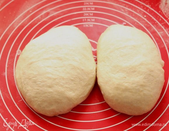 Разделите тесто пополам, сформируйте 2 батона,