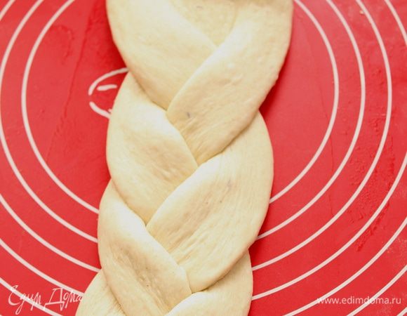 Переплетите неплотно в форме косы.