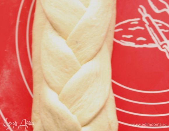 Накройте косой вторую половину батона, заправив концы под низ.