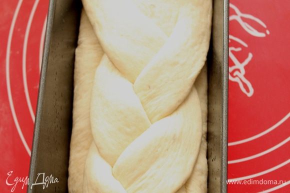 Положите сформированный хлеб в форму.