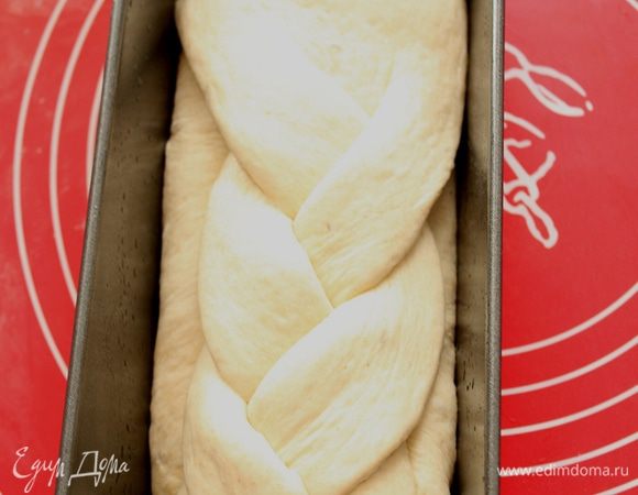 Положите сформированный хлеб в форму.