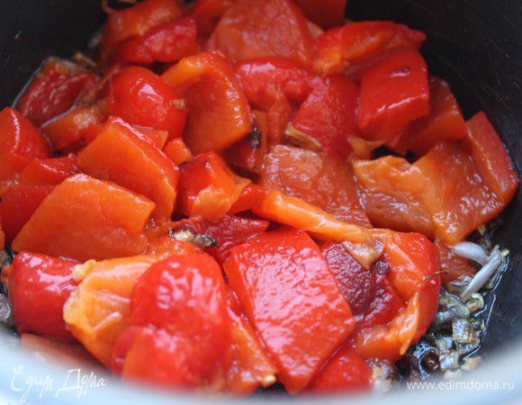 Перец очистить от кожицы и семян. Порезать. Лук порубить мелко. Разогреть 2 ст.л. оливкового масла и обжарить половину нарезанного лука в течение 3 минут. Добавить перец, налить 200 г воды или бульона, посолить и варить на слабом огне 15 минут под крышкой.