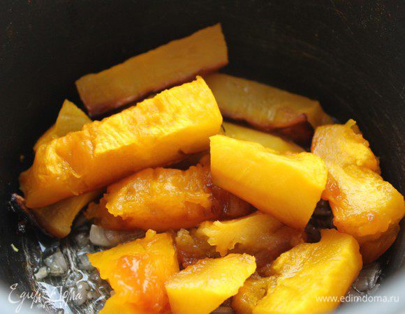 На оставшемся масле обжарить вторую половину лука, добавить тыкву, посолить, влить 200 г воды и так же варить на слабом огне 15 минут.