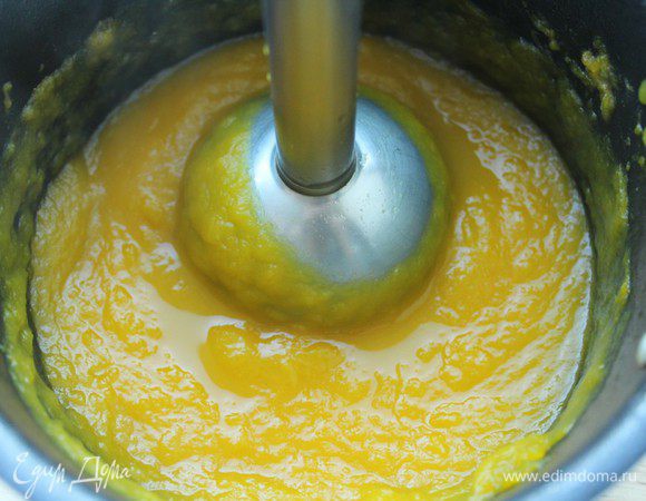 Пюрировать. Добавить куркуму, перемешать.