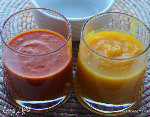 Должно получиться примерно одинаковое количество пюре из перца и тыквы. Вылить в глубокую тарелку, стараясь, чтобы пюре не перемешались между собой. Приятного аппетита!!! 