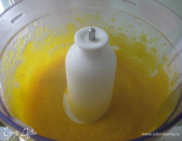 Готовую тыкву переложить в кухонный комбайн, измельчить до пюре. Воду, в которой варилась тыква, оставить, она нужна для ризотто.