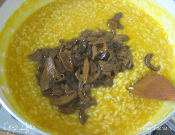 Дать вину выпариться. Добавить 2 ковша тыквенного бульона и тыквенное пюре. Готовить рис, периодически помешивая, по необходимости подливая бульон. Примерно за 5 мин до готовности риса добавить грибы.
