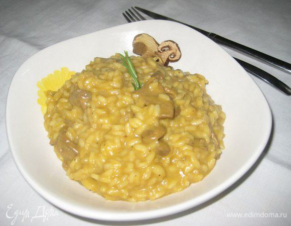 Когда рис будет готов, выключить ,добавить пармезан, перемешать.
Перед сервировкой посыпать черным перцем и мускатным орехом.
Приятного аппетита!