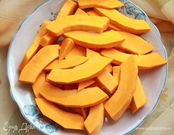 Для начала разделайте тыкву: разрежьте, очистите от шкурки, уберите семена. Нарежьте на кусочки.