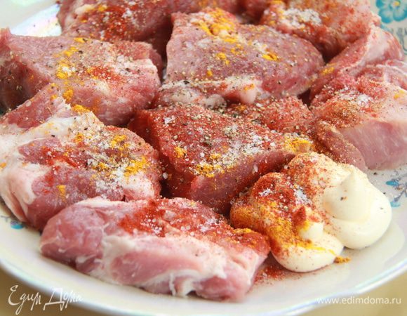 Мясо нарежьте на порционные куски. Приготовьте соус: смешайте майонез со специями и солью. 