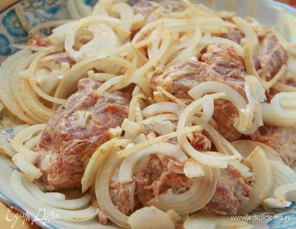 Лук нарежьте полукольцами, соедините с мясом и соусом.